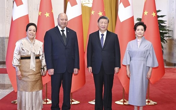 习近平会见汤加国王图普六世